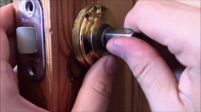 Как разобрать межкомнатную дверную ручку: видео