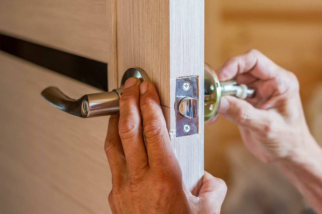Сложно ли поменять в квартире межкомнатную дверь и как это правильно сделать своими руками?