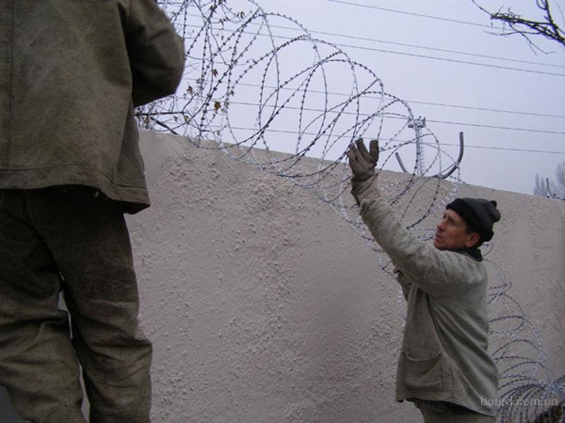 Как крепить егозу на заборе