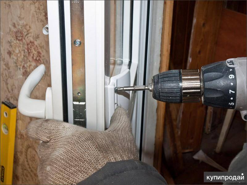 Грамотный ремонт пластиковых дверей балкона: 4 частые проблемы