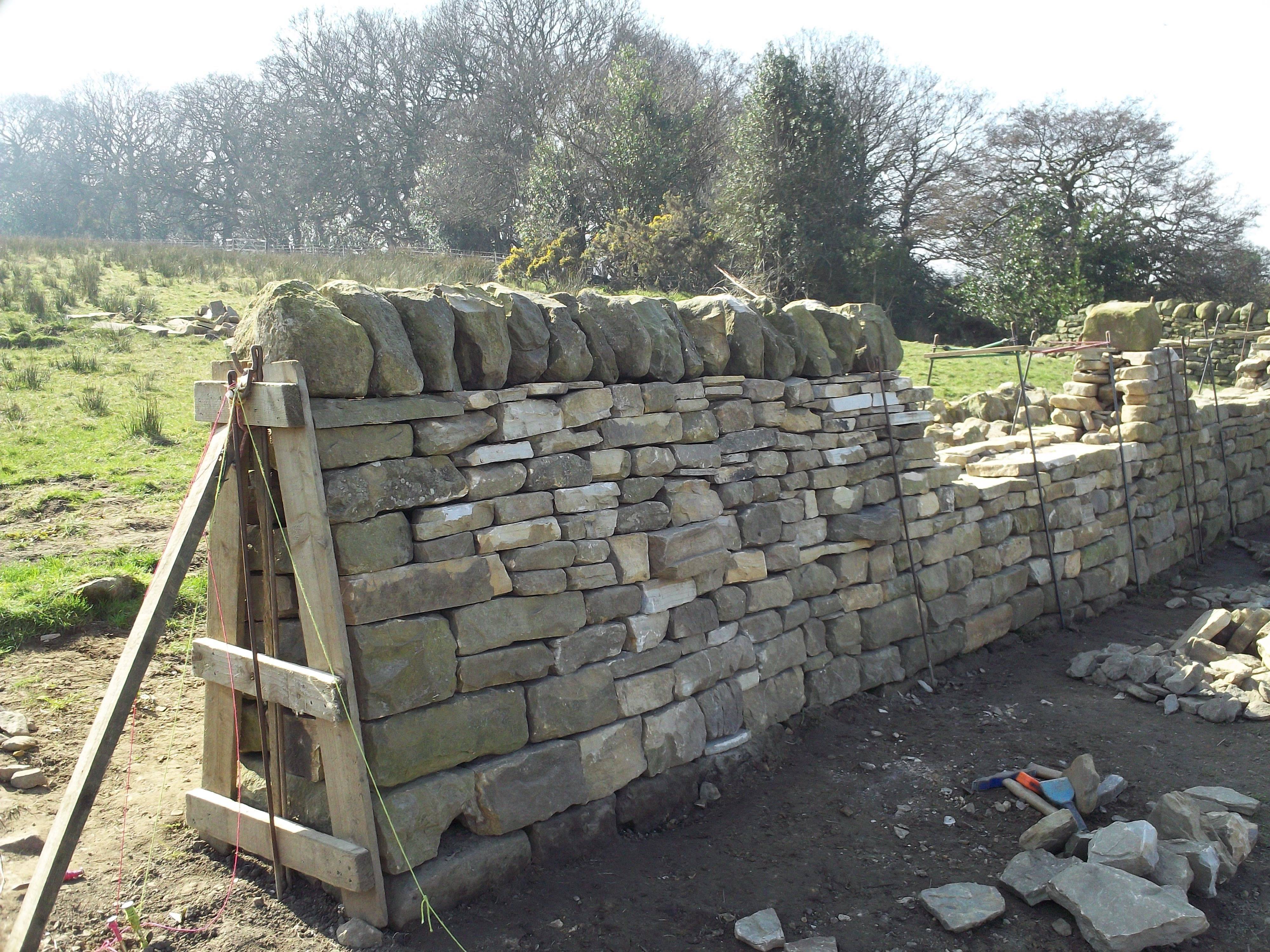 Забор из бутового камня - технология строительства