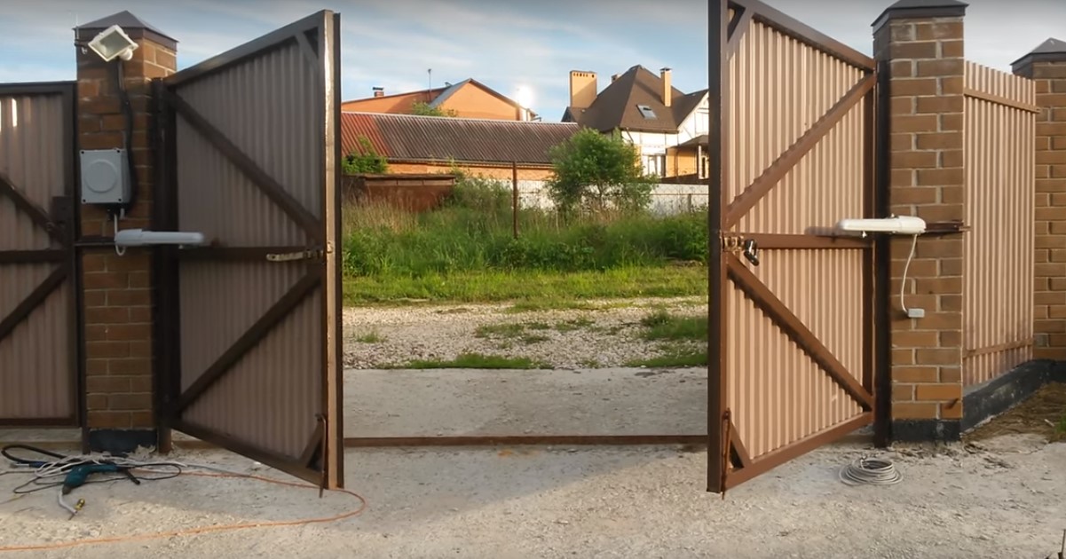 Как сделать распашные ворота своими руками: 115 фото основных идей как сделать ворота правильно