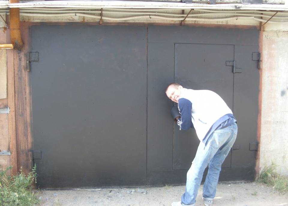 Как поднять гаражные ворота в кирпичном гараже