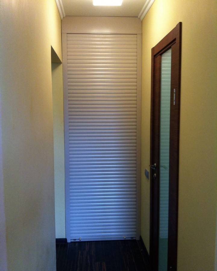 Рулонная штора на дверь или вместо двери: варианты, особенности