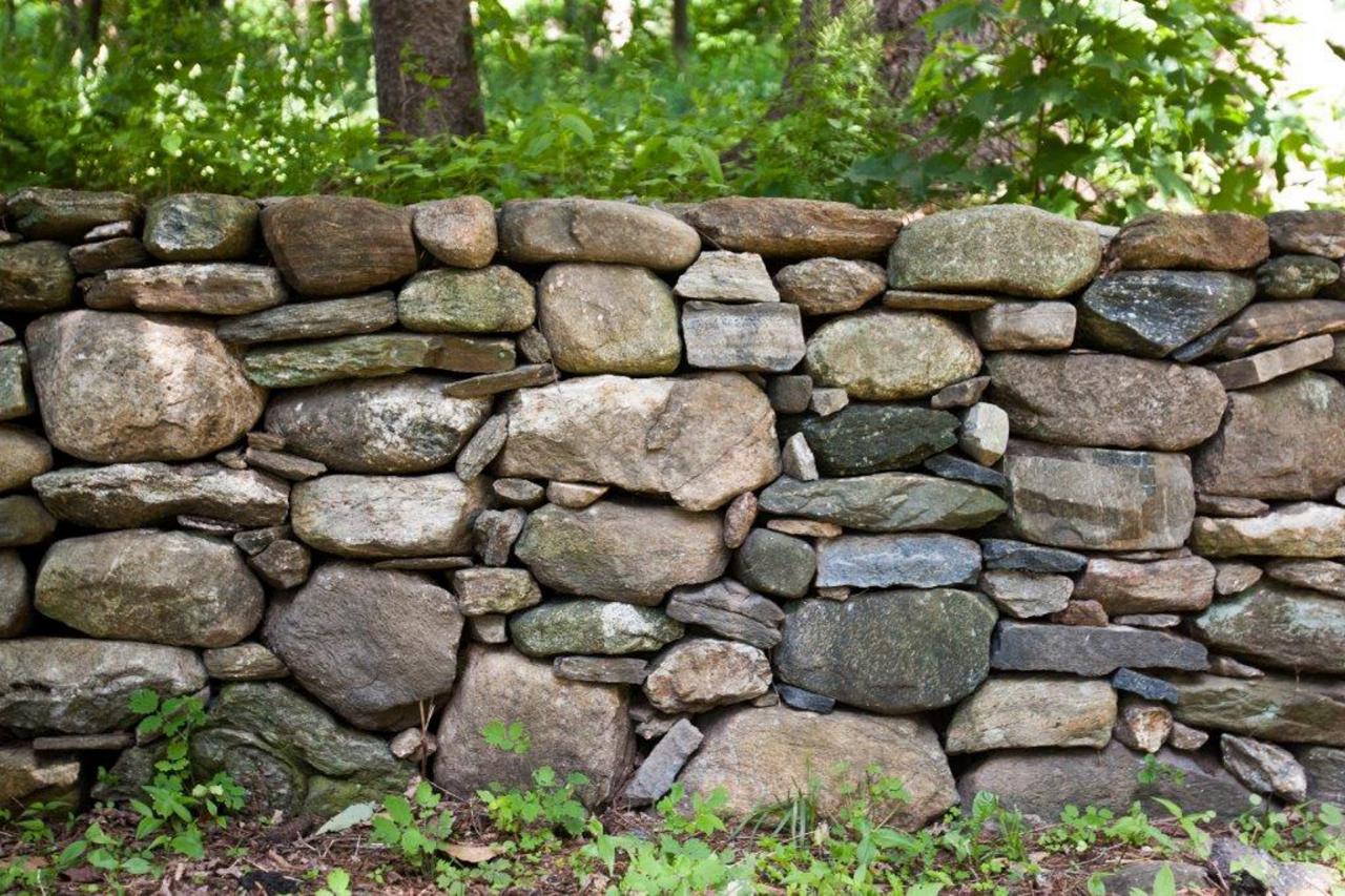 Каменный забор: устройство, виды, достоинства, недостатки