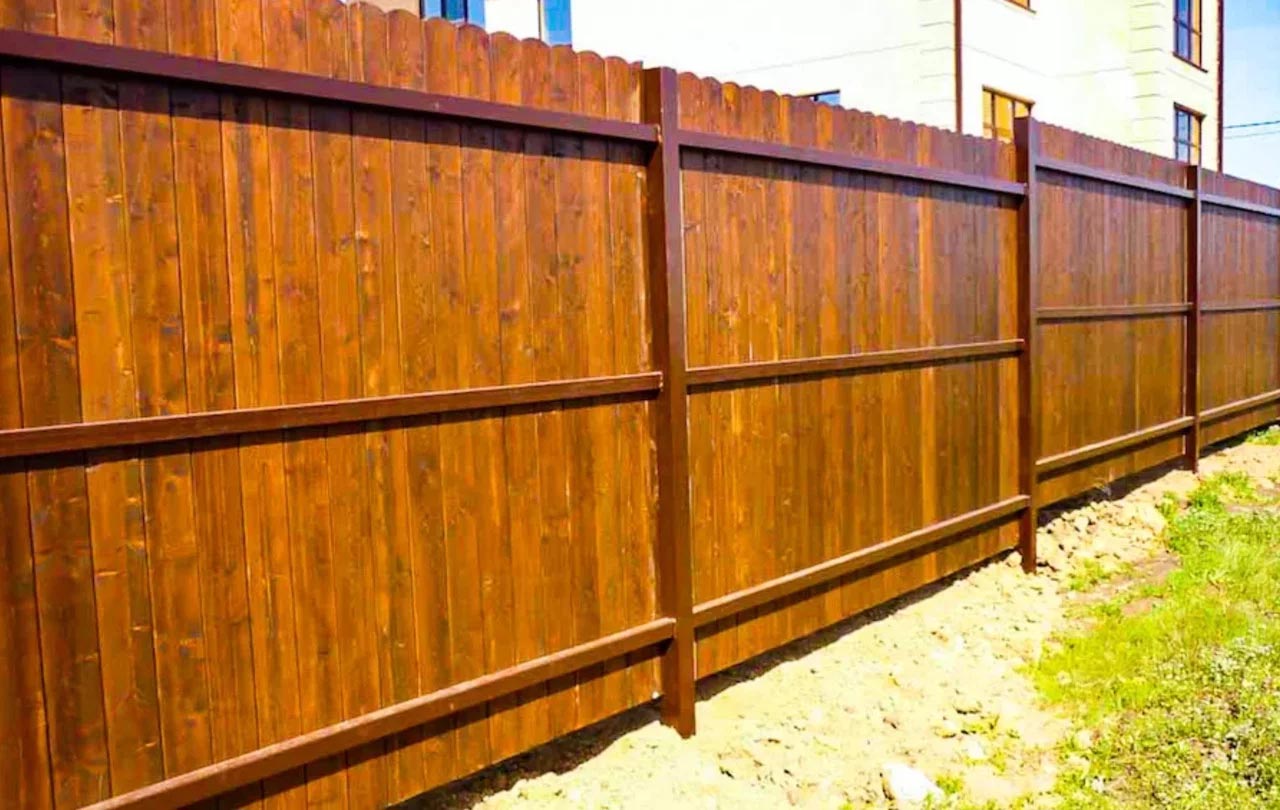 Деревянный забор на металлических столбах — особенности, разновидности, порядок изготовления своими руками