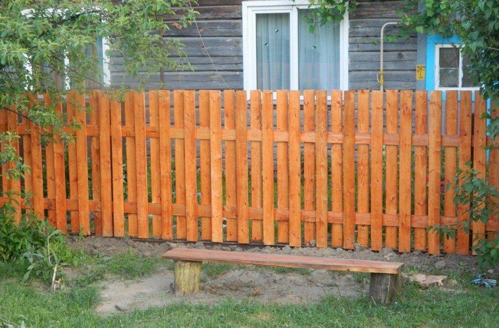 Красивый деревянный забор своими руками: фото и видео