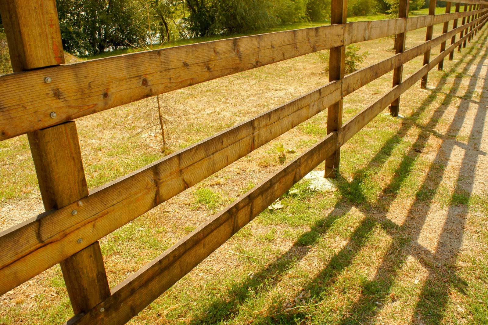 Красивый и прочный деревянный забор своими руками