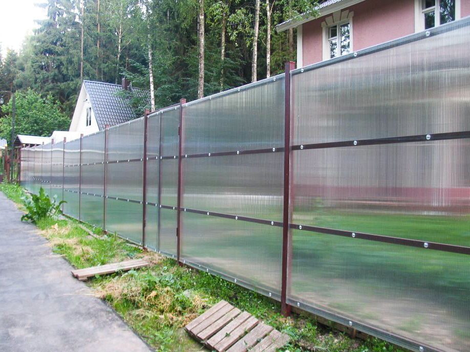 Забор из поликарбоната своими руками — инструкция по монтажу поликарбонатных ограждений