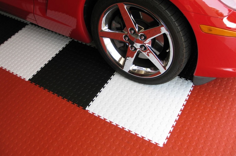 Как выбрать прочные резиновые полы для гаража — плитка или рулонное покрытие?