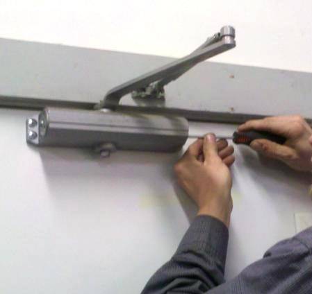 Подробная инструкция, как отремонтировать доводчик двери