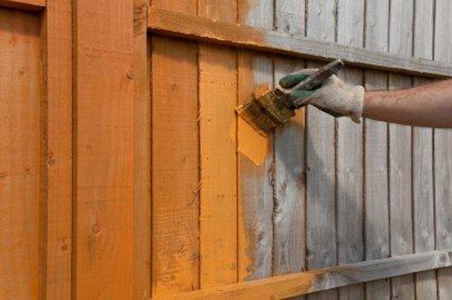Чем лучше покрасить деревянный забор надолго и дешево