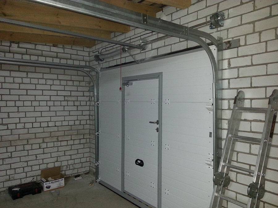 Как самостоятельно смонтировать секционные ворота для гаража?