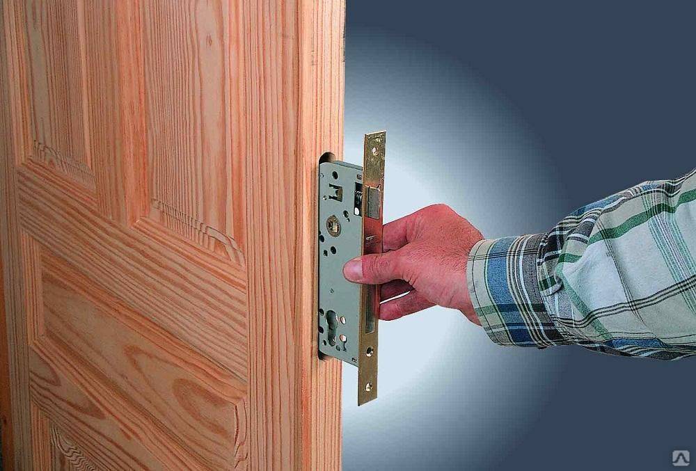 Как установить врезной замок для деревянной двери?
