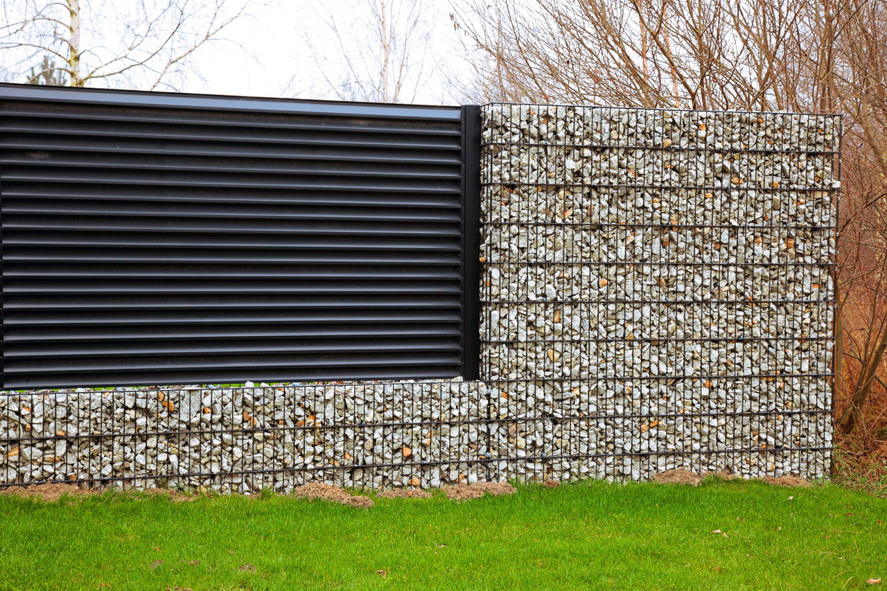 Забор из габионов: фото и видео, укладка камней в сетке