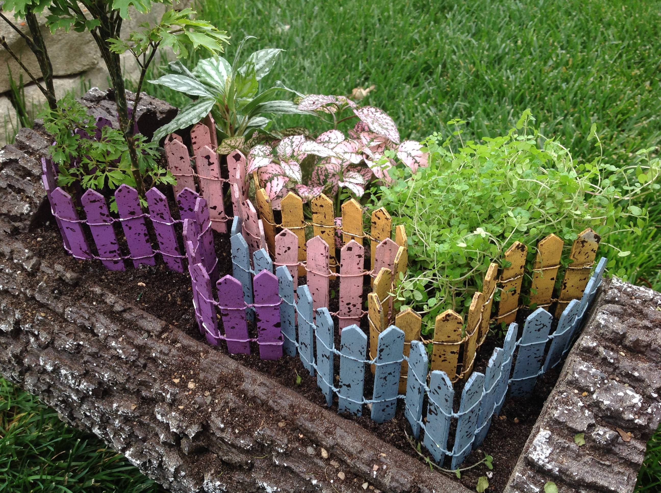 Декоративный забор для клумб: простые примеры садовых бордюров сделанных из подручных материалов для обрамления цветников