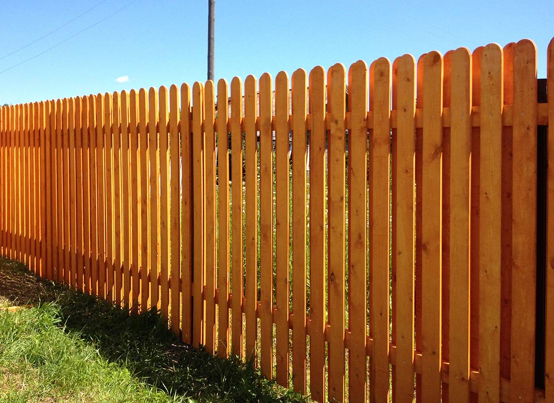 Забор из деревянного штакетника своими руками для дачи: чертеж, крепление к металлическим лагам