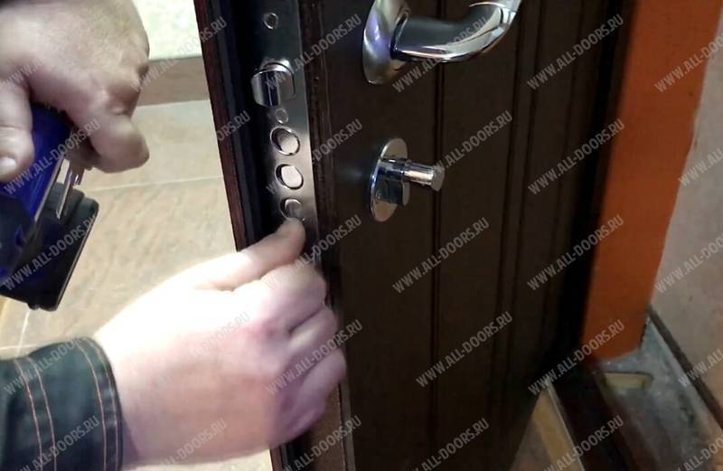 Как можно снять личинку замка входной двери: инструкция