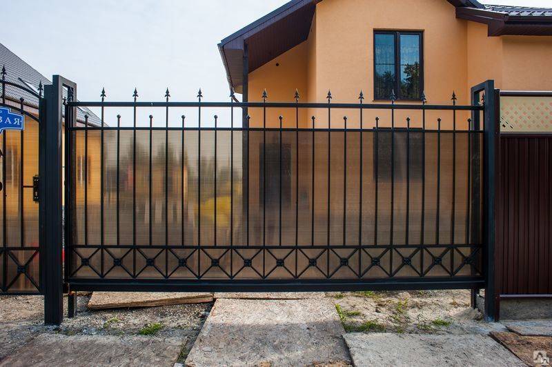 Кованый забор с поликарбонатом и элементами ковки - фото