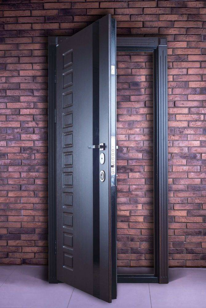 Как выбрать входные металлические двери в квартиру