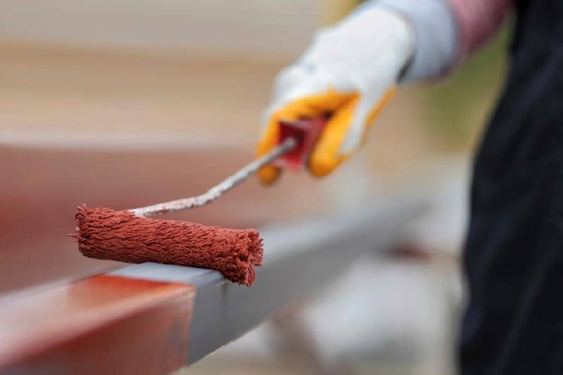 Советы профи: как красить забор из дерева, металла и бетона