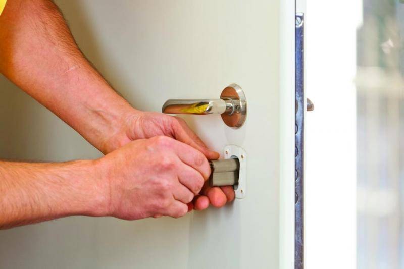 Как поменять личинку замка входной двери: пошаговая инструкция