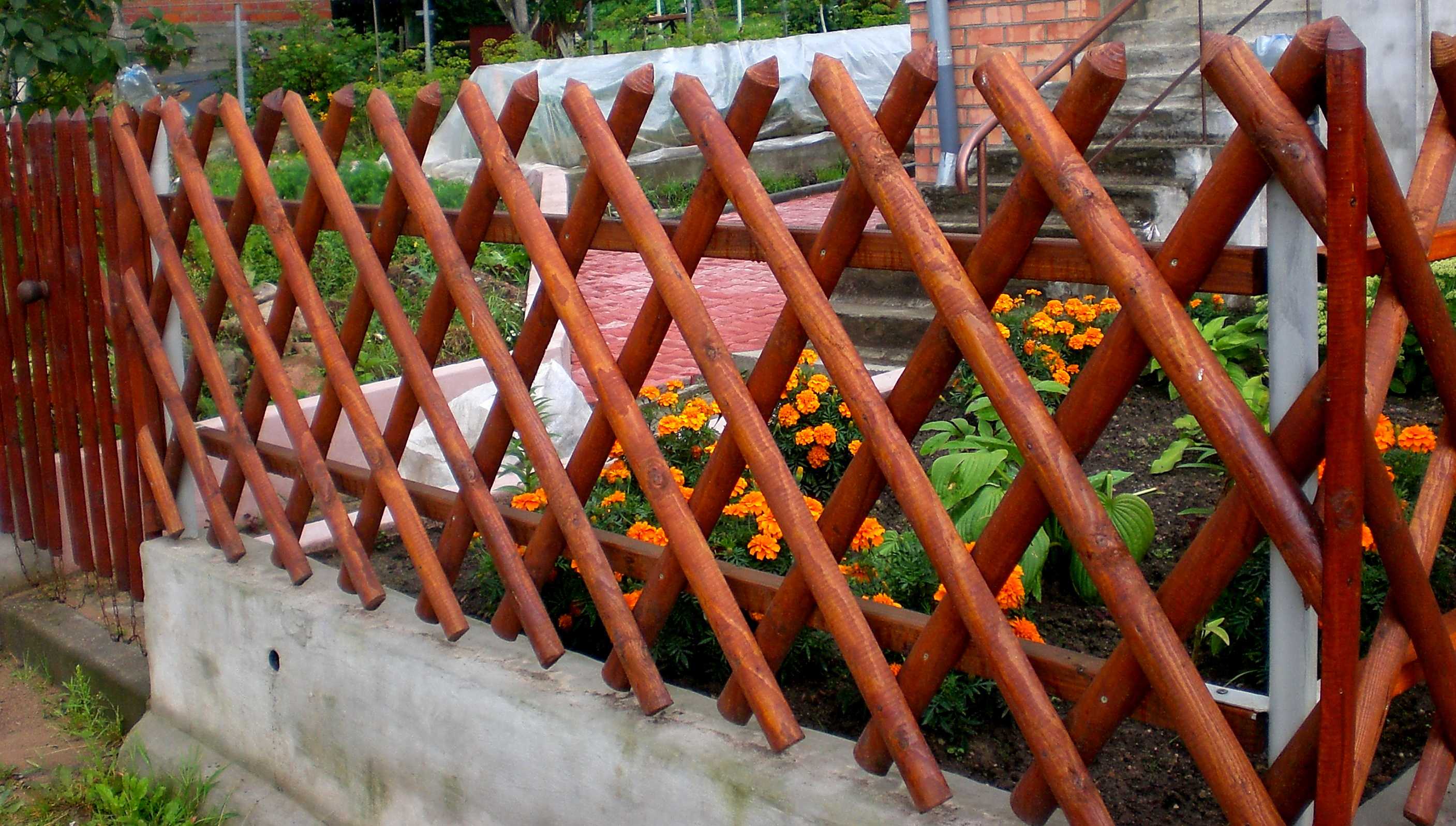 Декоративный забор для сада: виды, фото, изготовление, установка
