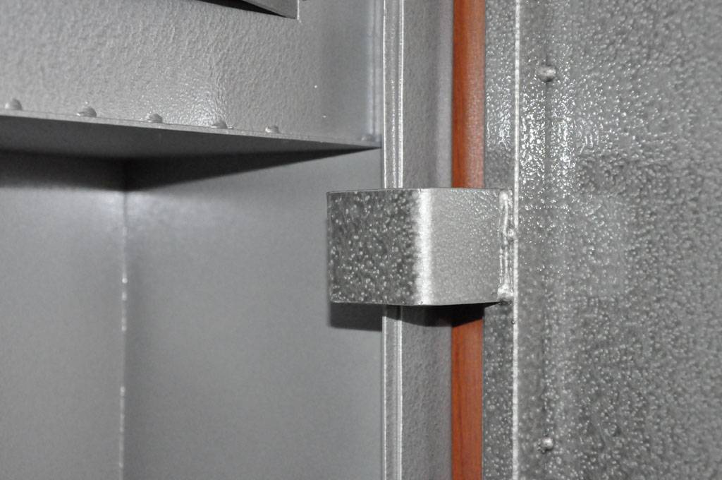 Особенности установки скрытых петель для межкомнатных дверей