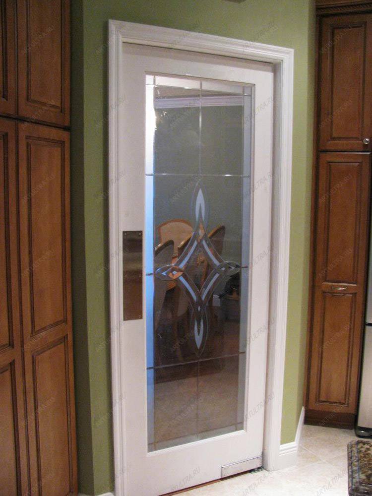 Двери со стеклянными вставками: типы, виды и отделка