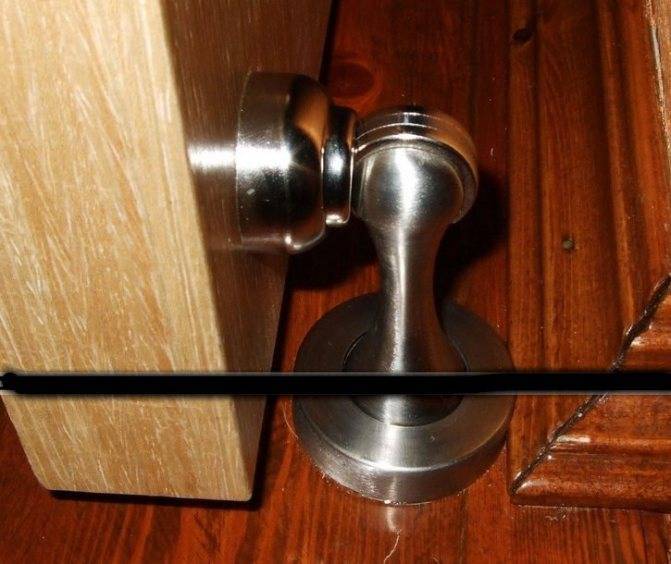 Как сделать фиксатор для входной двери. изготовление ограничителя для двери своими руками