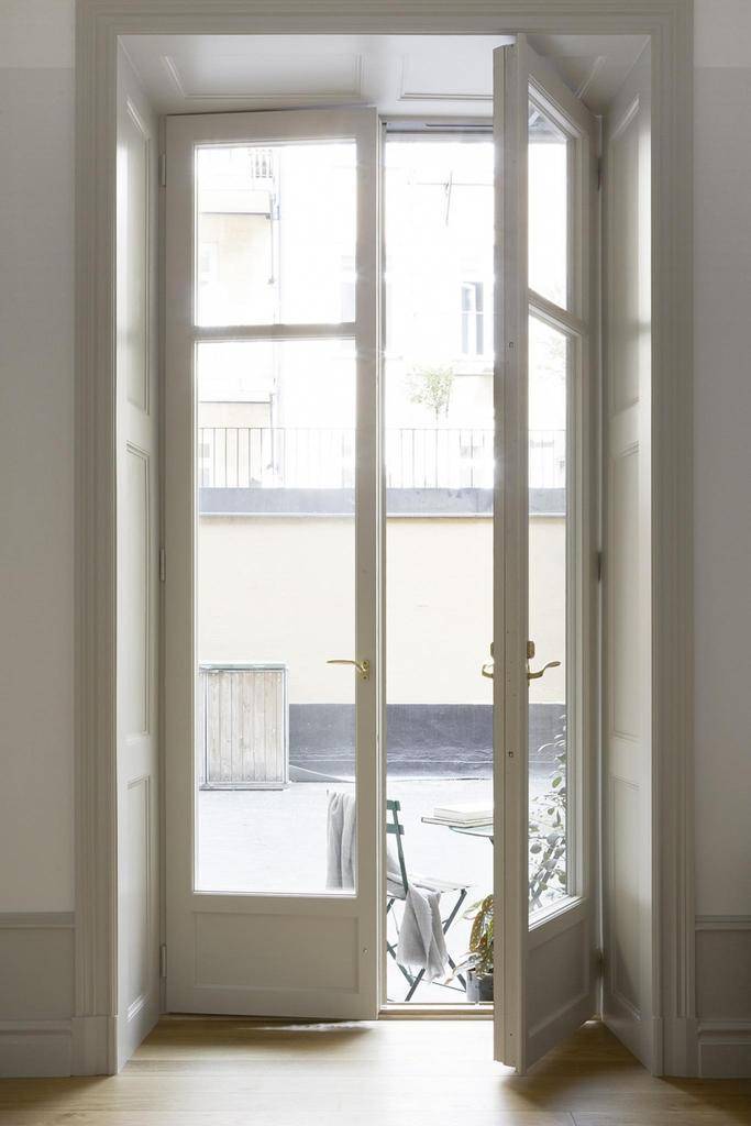 Дверь на балкон — ее функциональное значение и 60 фото декоративного преимущества