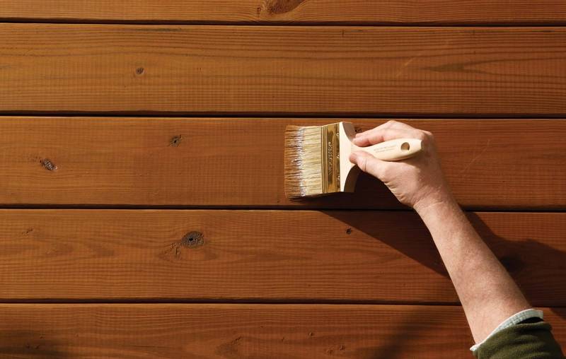 Чем покрасить деревянный забор дешево и надолго: инструкция по применению