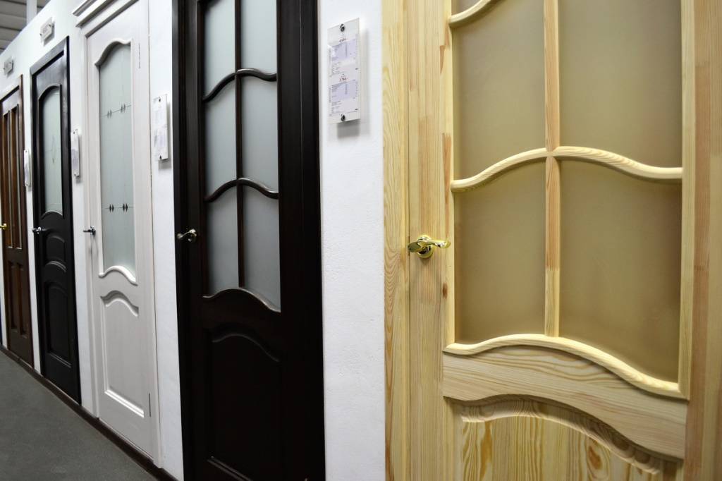 Межкомнатные двери из массива различных пород: плюсы, минусы, фото