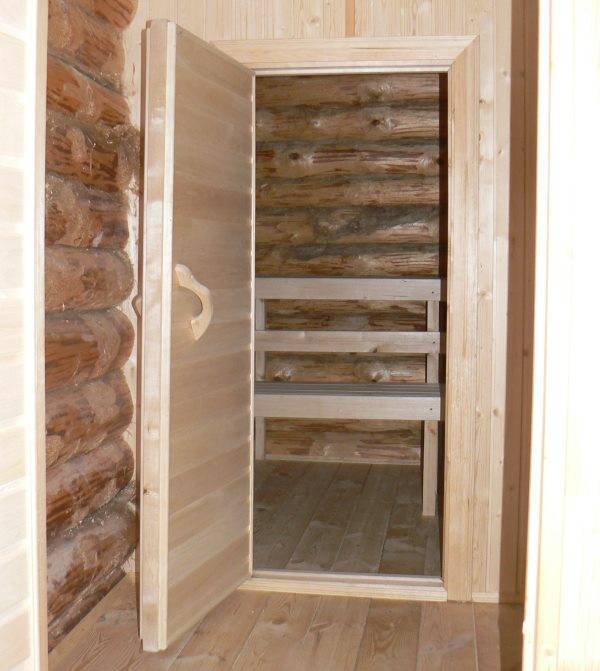 Выбор, изготовление и монтаж деревянной двери в баню