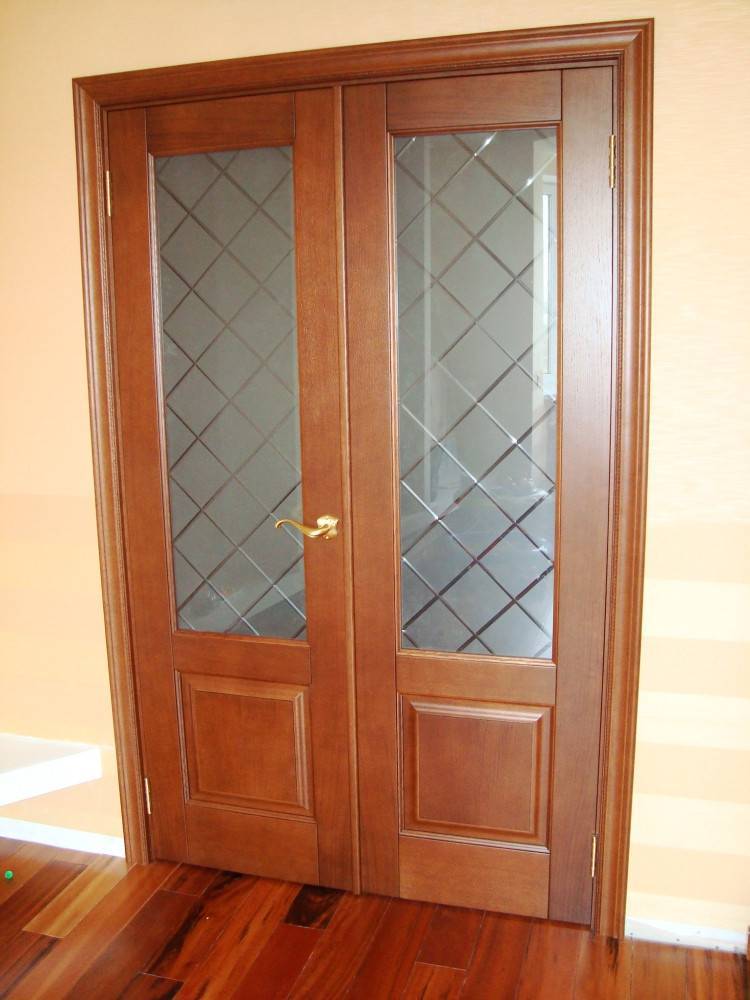 Особенности межкомнатных дверей из двух половинок: распашные и раздвижные конструкции