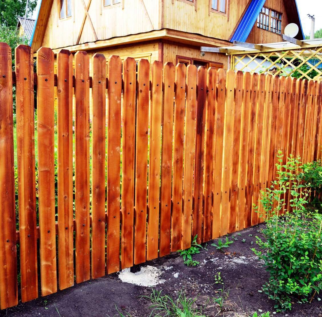 Чем покрасить деревянный забор своими руками — освещаем суть