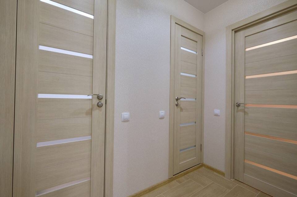 Темные двери в интерьере реальной квартиры на фото