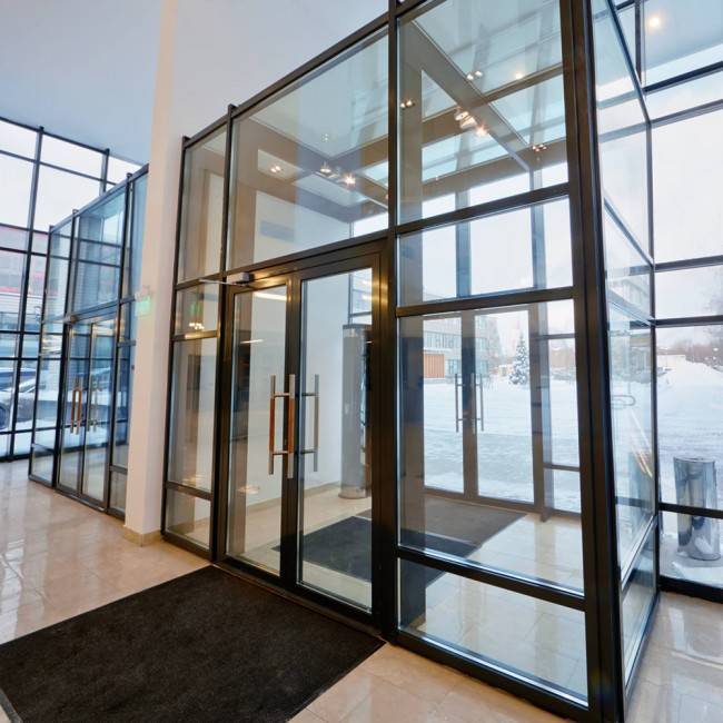 Алюминиевые входные двери со стеклом: примеры конструкции и особенности установки