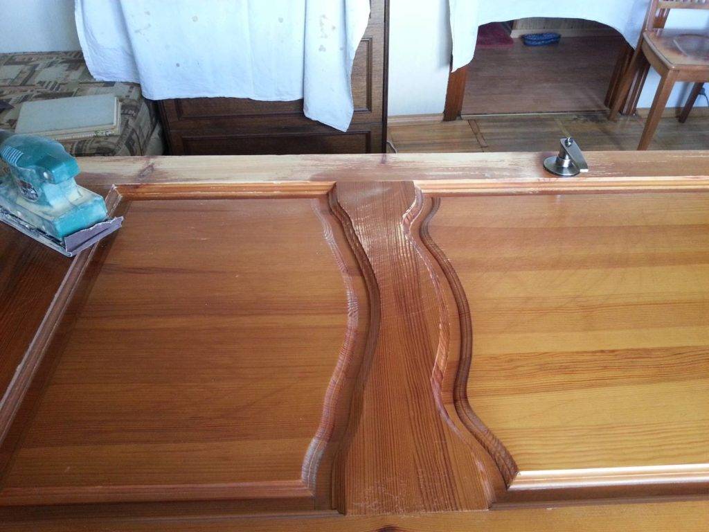 Реставрация деревянных дверей: как покрыть лаком, зашпаклевать и обновить полотно из дерева