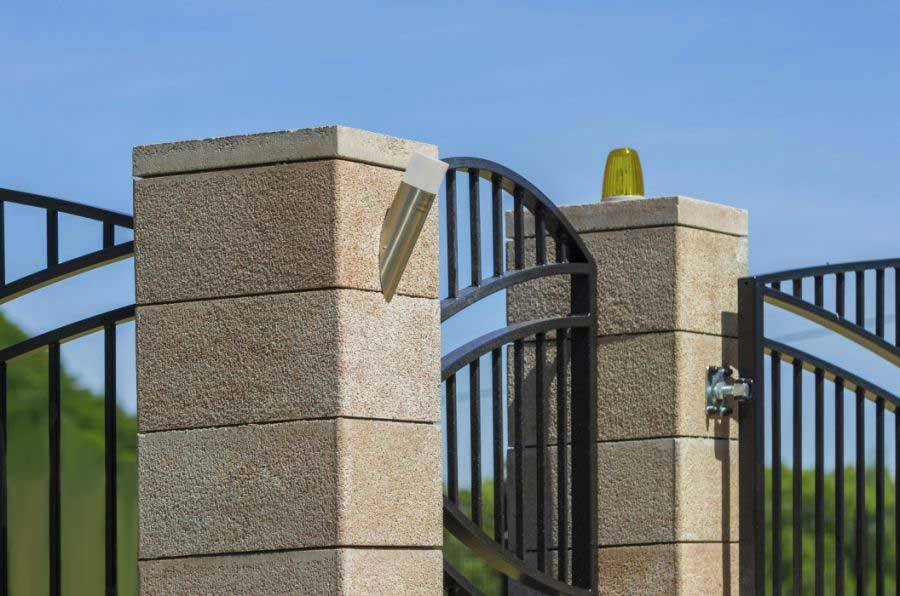 Забор из бессера: основные особенности материала и этапы строительства