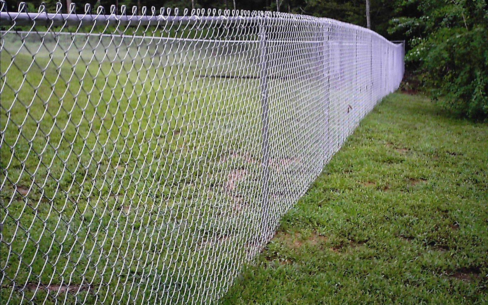 Фасадная сетка – бюджетный вариант материала для дачной ограды