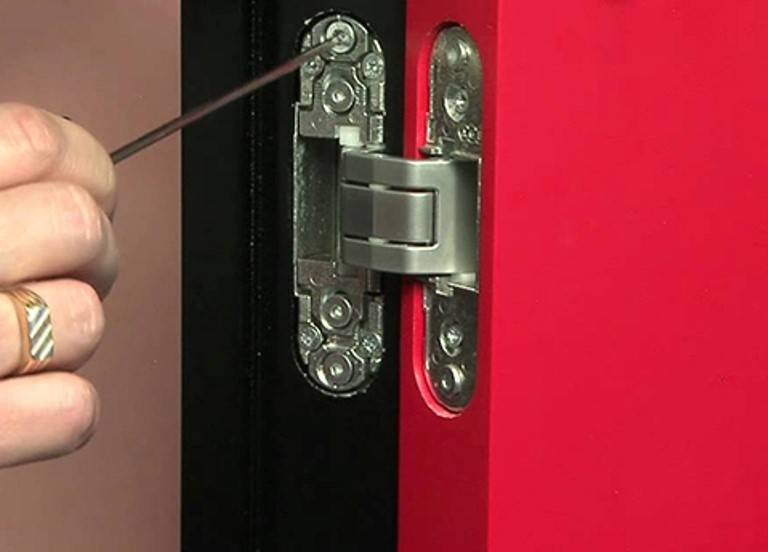 Особенности установки скрытых петель для межкомнатных дверей