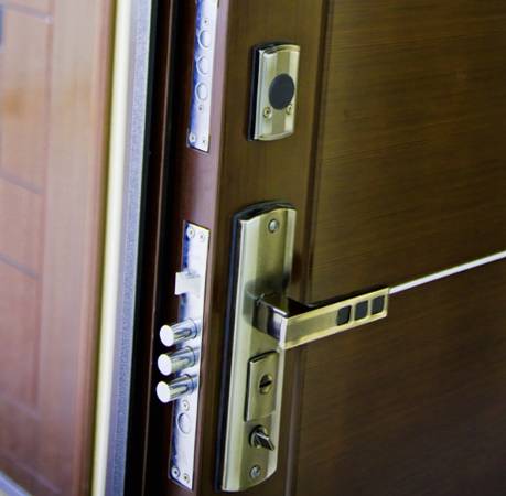 Как правильно выполнить регулировку входной металлической двери