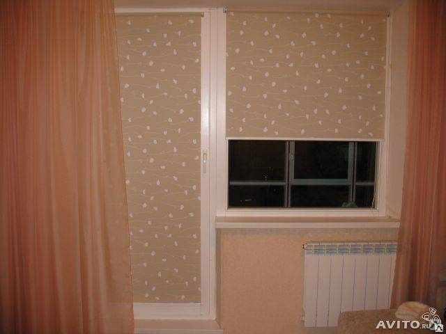 Оформление окна с балконной дверью: разные варианты практичных штор для интерьера, ассиметричные занавески