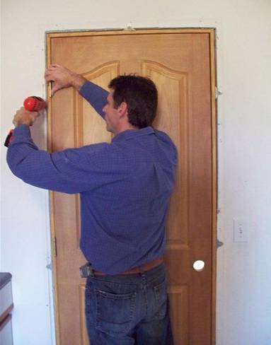 Как правильно установить межкомнатные двери с коробкой