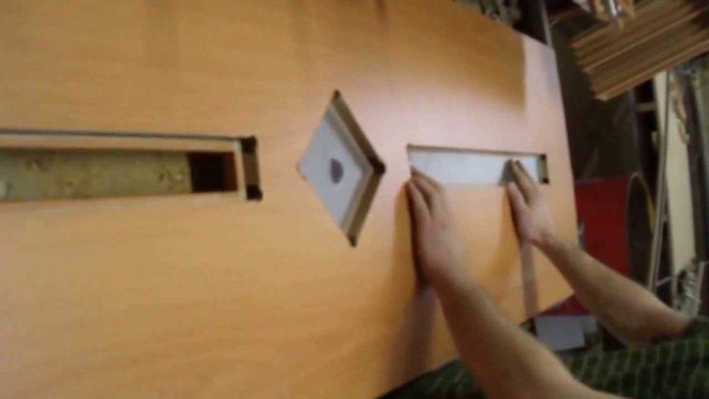 Замена стекла в межкомнатной двери, также матового: можно ли поставить своими руками, чем разобрать конструкцию для ремонта, как установить элемент вместо разбитого?