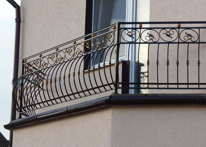 Кованый балкон, фото перил, преимущества и недостатки кованых ограждений
