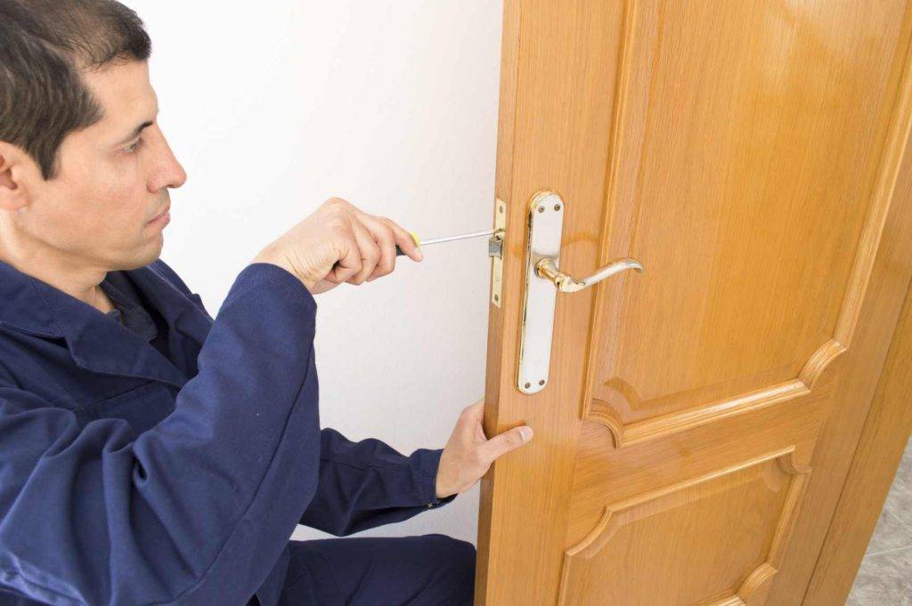 Как надежно установить межкомнатную дверь своими руками