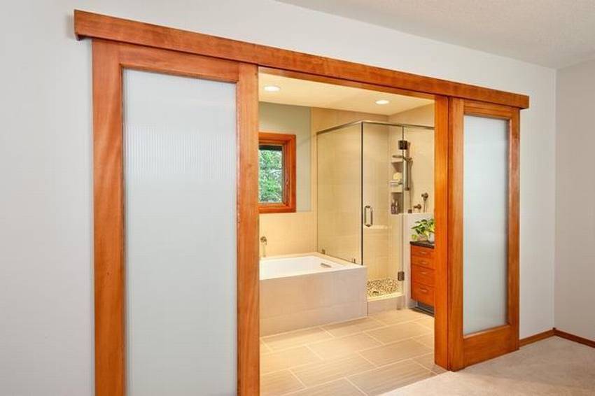 Двери для ванной и туалета: отличия от межкомнатных и особенности монтажа