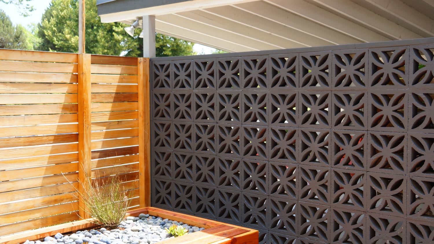 Декоративный бетонный забор: красивые примеры в ландшафтном дизайне